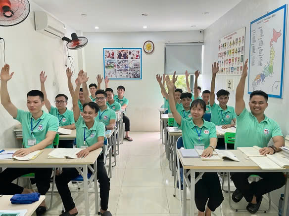 Giáo viên giảng dạy tiếng Nhật trong lớp học