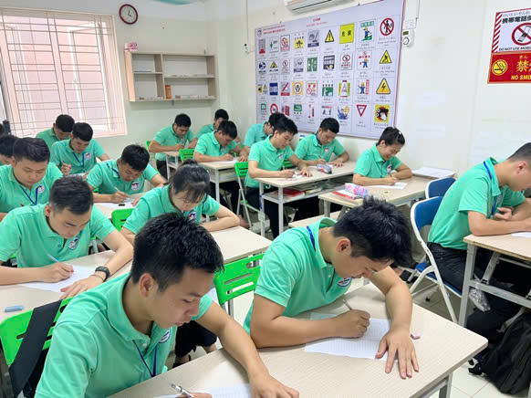 Sách học tiếng Nhật trên bàn