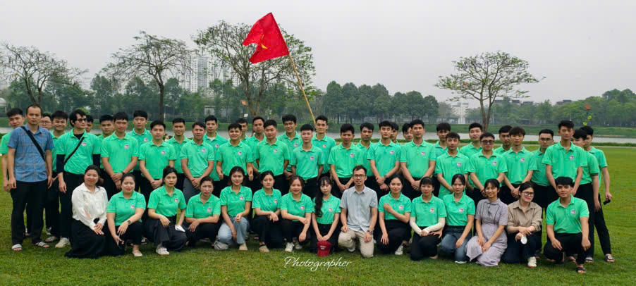 Nhóm tình nguyện viên hỗ trợ trẻ em vùng cao